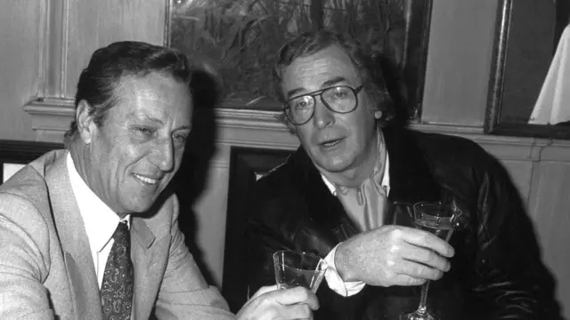 Frederick Forsyth (esq.) com Michael Caine