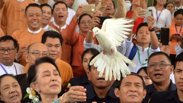 မြန်မာမှာနေထိုင်တဲ့ နှစ်သုံးဆယ်ကျော်မှာ ထက်ဝက်ကျော်ကာလတွေက အကျယ်ချုပ်ဘဝ၊ ထိန်းသိမ်းခံဘဝနဲ့ပဲ ဖြတ်သန်းခဲ့