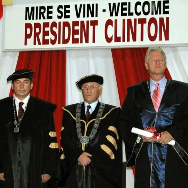 Bill Clinton (der.) recibe un doctorado de la Universidad de Pristina, Kosovo, en 2003.