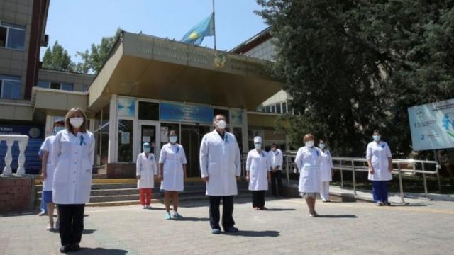 Минута молчания в знак скорби по умершим от коронавируса в Казахстане