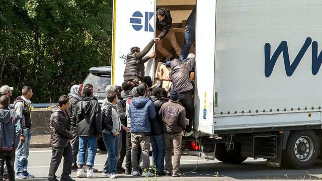 нелегальные мигранты штурмуют грузовик