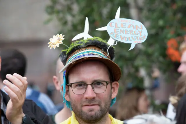 Bu protestocunun şapkasının üzerindeki notta, "Temiz enerji devrimi istiyorum" yazılı