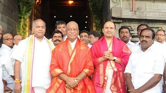 తమిళనాడు ముఖ్యమంత్రిగా పనిచేసిన పన్నీర్ సెల్వంతో తిరుమల దేవస్థానం వద్ద శేఖర్ రెడ్డి