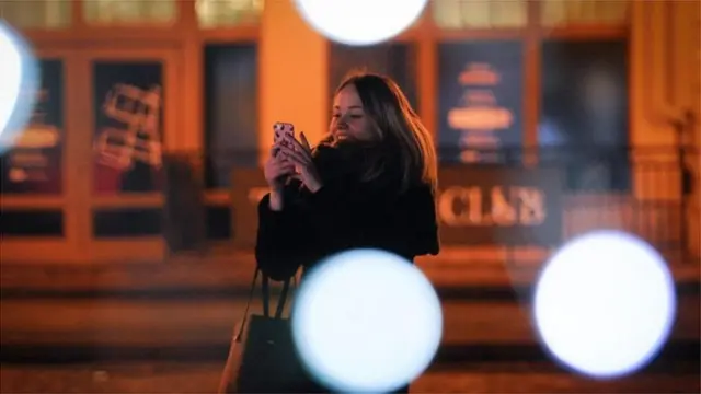 过度窥探别人生活会加大自己的压力和焦虑（GETTY IMAGES）