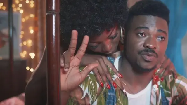 une femme qui prend un homme par les épaules