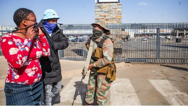 வன்முறையைத் தொடர்ந்து பாதுகாப்புப் பணியில் பாதுகாப்புப் படையினர்.