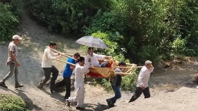 पालकी पर सवार अधिकारी