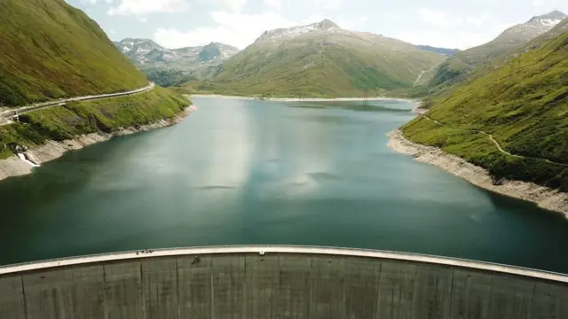 Reservatório cercado por montanhasjogos de aposta no celulartrês lados e uma barragem no fundo