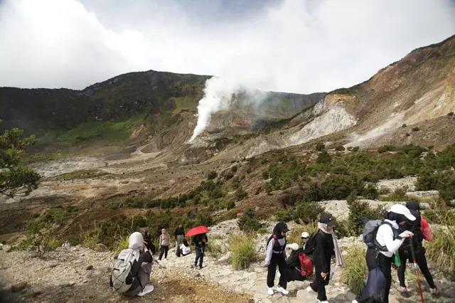 બીબીસી ગુજરાતી ઈન્ડોનેશિયા જ્વાળામુખી બ્રાઝિલ યુવતી માઉન્ટ રિંજાની