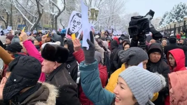 Жарандык активисттер митингге чыгышып, коррупцияга каршы чечкиндүү чараларды көрүүнү талап кылышты