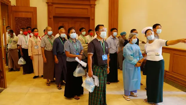 ပြည်သူ့လွှတ်တော်အစည်းအဝေးတက်ရောက်မယ့် ကိုယ်စားလှယ်တွေ ဇန်နဝါရီလ ၂၉ ရက်နေ့က ကိုဗစ်ကာကွယ်ဆေး ထိုးနေစဥ်
