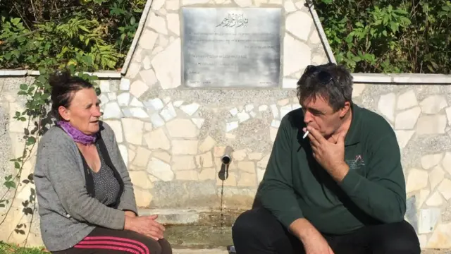 Sa komšinicom Zoricom Pejović kod spomen česme njegovoj stradaloj porodici