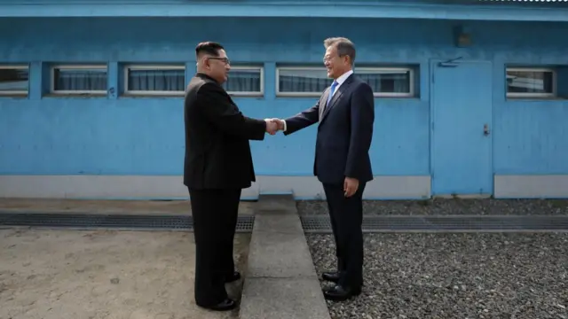 సరిహద్దులో కిమ్, మూన్ కరచాలనం