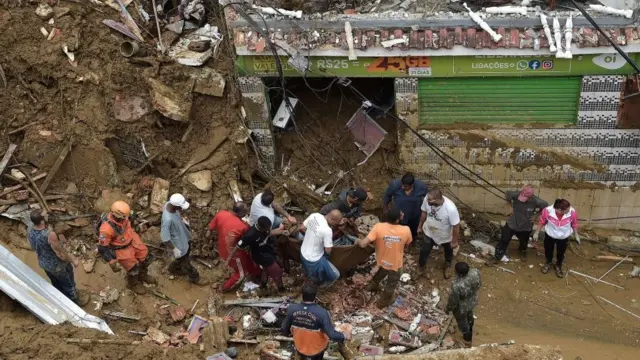Varias personas rescatando un cuerpo