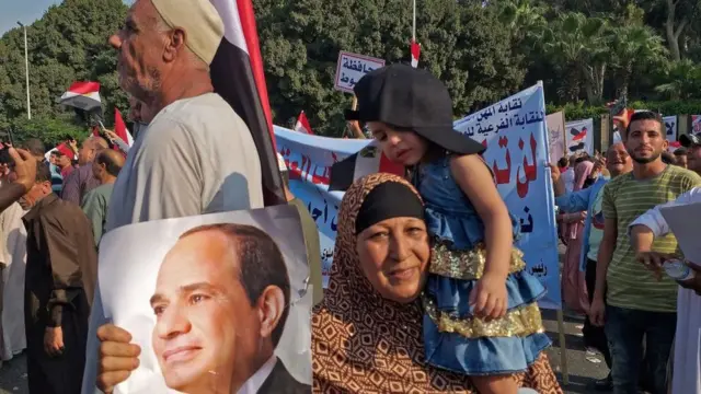بعض مؤيدي الرئيس المصري عبد الفتاح السيسي اليوم بمدينة نصر