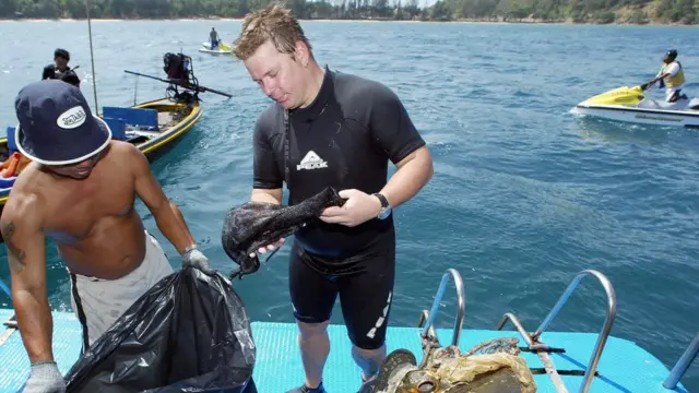 อาสาสมัครชาวต่างชาติเก็บรวบรวมขยะจากใต้ทะเล