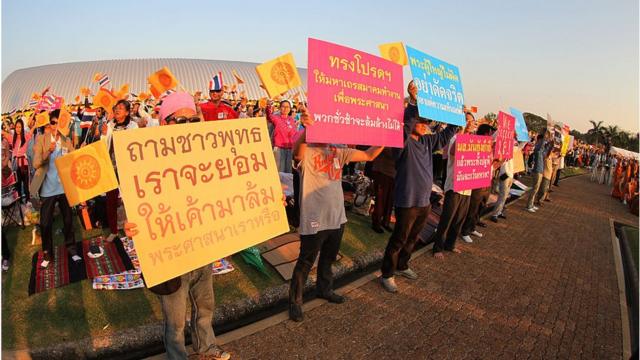 ประชาชนรวมตัวกันเพื่อต่อต้านบทบาทของรัฐในศาสนาพุทธ ในปี 2559 ที่สำนักงานพระพุทธศาสนาแห่งชาติ