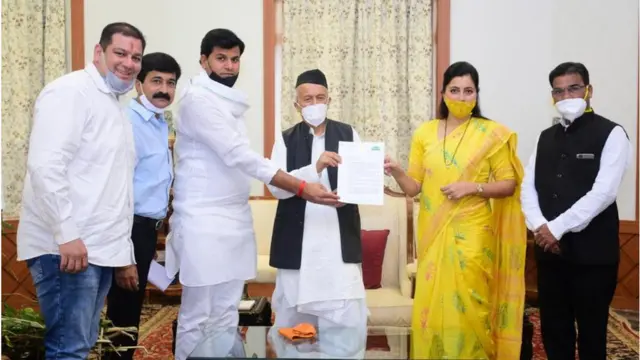 शेतकऱ्यांच्या प्रश्नांवर नवनीत राणा आणि रवी राणा यांनी राज्यपाल कोश्यारींची भेट घेतली होती.