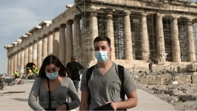 Туристы в масках.