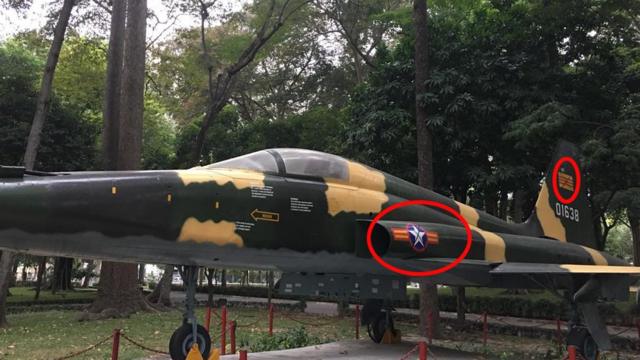 Máy bay chiến đấu của VNCH trưng bày trong Dinh Thống Nhất với các biểu tượng bị gạch chéo