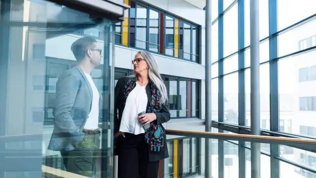 Dwux peronnes, un homme et une femme, discutent