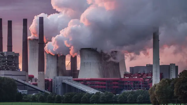 Fábricas emitiendo CO2