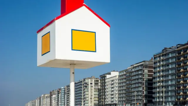 Рост цен на жилье делает богаче тех, у кого есть недвижимость, и беднее - тех, у кого ее нет