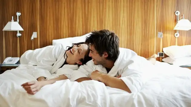 yatakta kadın ve erkek