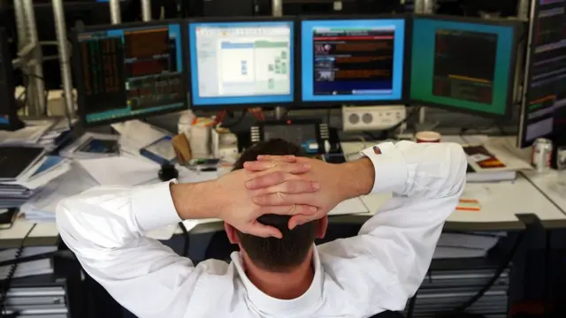 Persona frente a varias computadoras