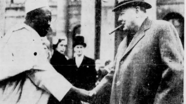 Ọba Adesoji Tadenikawo Aderemi n bọ Ọlọla Winston Churchill lọwọ