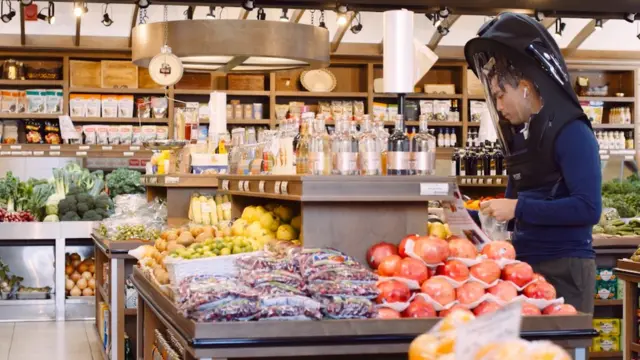 رجل يرتدي خوذة "بايو فيزر"