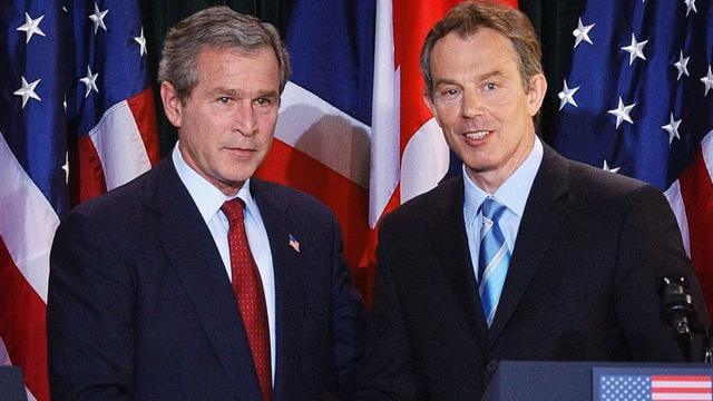 Les dirigeants des États-Unis et du Royaume-Uni de l'époque, George W. Bush et Tony Blair.