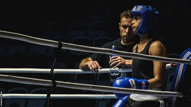 Ramla Ali iyo saygeeda Richard Moore oo wada taagan gegida tartanka feedhka mar ay feedhtamaysay