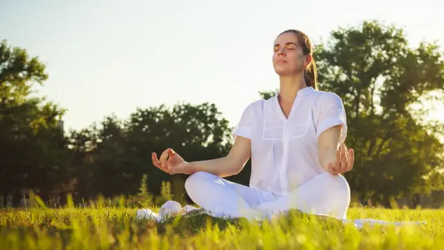 Женщина медитирует