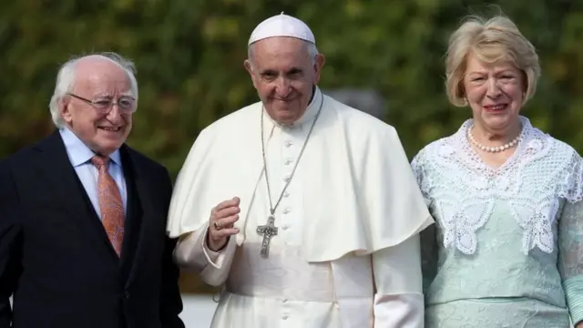 Papa yakirwa na Perezida Michael D Higgins n'umukenyezi wiwe Sabina