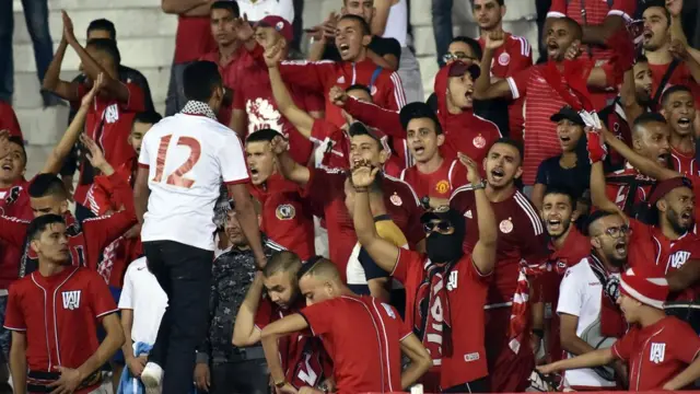 طرفدران تیم اتحاد الجزایر در یکی از بازیهای این تیم