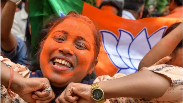 கொண்டாடும் பா,ஜ,.க தொண்டர்கள்