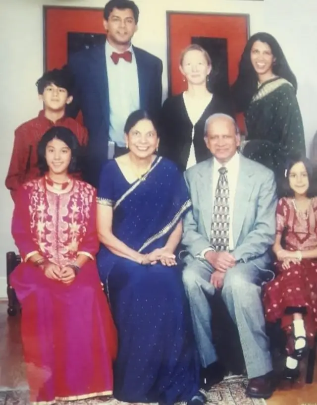 डॉ. अतुल गावंडे कुटुंबीयांसोबत