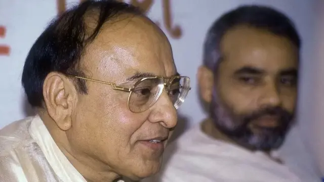 ગુજરાતના મુખ્ય મંત્રી બનવા માટે શંકરસિંહ વાઘેલા લાઇનમાં હતા. તે સમયે દરેક લોકોએ કેશુભાઈ પટેલને મુખ્ય મંત્રી તરીકે સહયોગ આપ્યો જેમાં નરેન્દ્ર મોદીનો પણ સમાવેશ થતો હતો