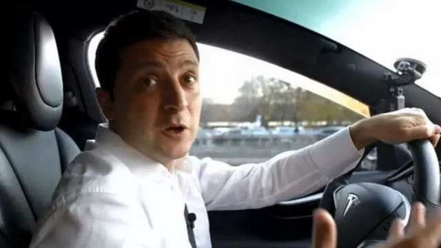 Володимир Зеленський за кермом "Тесли"