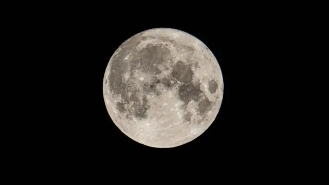 'ਸੁਪਰਮੂਨ' ਉਹ ਹੁੰਦਾ ਹੈ ਜਦੋਂ ਚੰਨ ਧਰਤੀ ਦੇ ਸਭ ਤੋਂ ਨਜ਼ਦੀਕ ਬਿੰਦੂ 'ਤੇ (ਜਾਂ 90 ਪ੍ਰਤੀਸ਼ਤ ਦੇ ਅੰਦਰ) ਹੁੰਦਾ ਹੈ