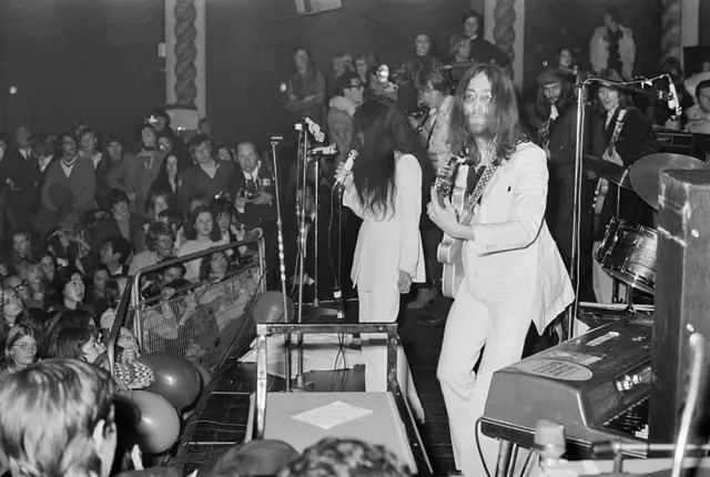 Джон Леннон и Йоко Оно на концерте Plastic Ono Band. На заднем плане Джордж Харрисон и Эрик Клэптон. Лондонский театр Lyceum. 15 декабря 1969 года.