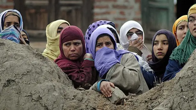 காஷ்மீர் விவகாரம்: சட்டப்பிரிவு 370ல் மாற்றம் - நீதிமன்றத்தில் வழக்கு தொடுக்க முடியுமா?