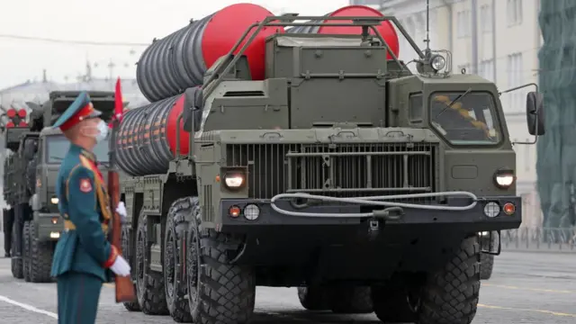Sistema de defensa antiaérea S-400, durante el desfile conmemorando los 75 años de la victoria soviética sobre Alemania nazi en la Segunda Guerra Mundial.