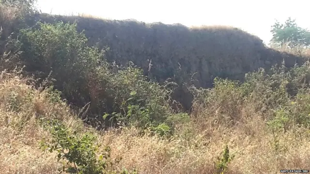 गढीच्या भितींचे अवशेष आजही इथं पहायला मिळतात.