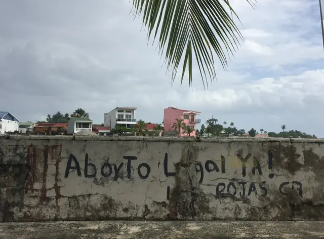 Pintada en la que se lee: "Aborto legal ya". (Foto: Tamara Gil/BBC Mundo)