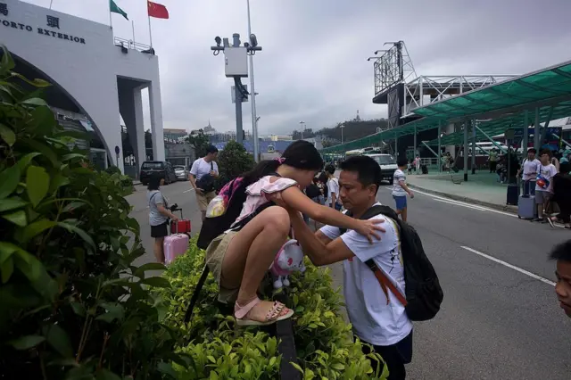 澳門外港碼頭旅客攀爬道路圍欄過馬路（24/8/2017）