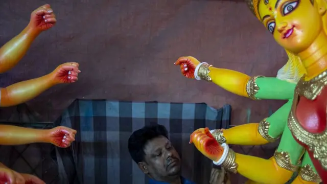 অক্টোবরে পূজা উপলক্ষে দুর্গার মূর্তিতে কাজ করছেন ঢাকার একজন প্রতিমা শিল্পী।