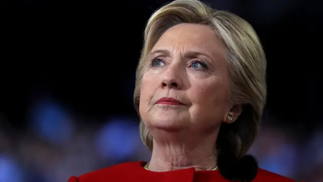 Hillary Clinton mirando al horizonte.