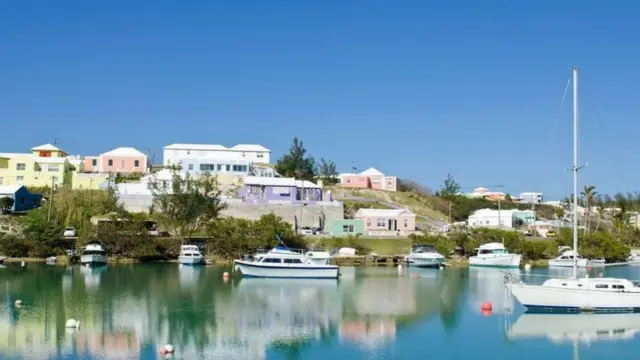 يسمح برنامج "العمل من برمودا"، للأشخاص الذين يعملون عن بعد، بالحصول على تصريح للإقامة في الجزيرة لمدة عام